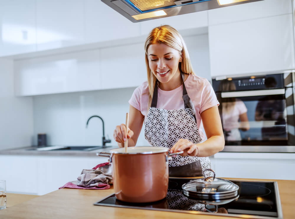 Gotowanie bulionu na małym ogniu – tradycyjny sposób